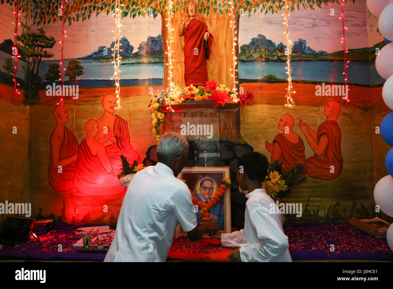 Mumbai, Indien. 14. April 2017. Ein kleiner Junge & seines Großvaters bieten Gebete BR Ambedkar auf seinem 126. Geburtstag feierte heute am 14. April 2017 in Mumbai, Indien. Bildnachweis: Chirag Wakaskar/Alamy Live-Nachrichten Stockfoto