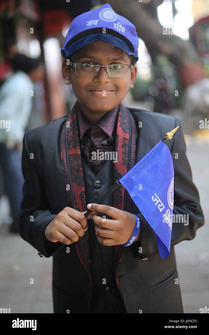 Mumbai, Indien. 14. April 2017. Ein Junge posiert für ein Bild mit Stand der Dr BR Ambedkar seine 126. Geburtstag feierte heute am 14. April 2017 in Mumbai, Indien. Bildnachweis: Chirag Wakaskar/Alamy Live-Nachrichten Stockfoto