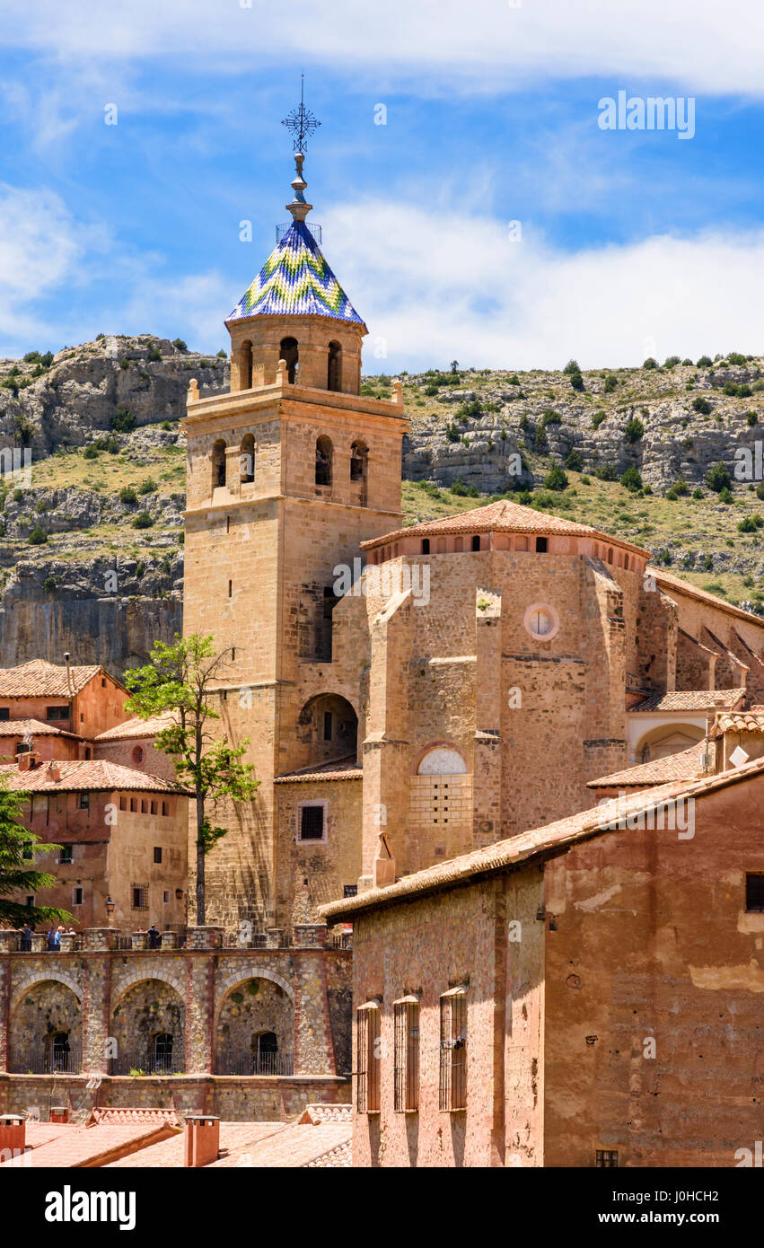 ALBARRACIN Dom mit seinem kunstvoll gefliesten Glockenturm in der mittelalterlichen alten Stadt Albarracin, Teruel, Aragon, Spanien Stockfoto