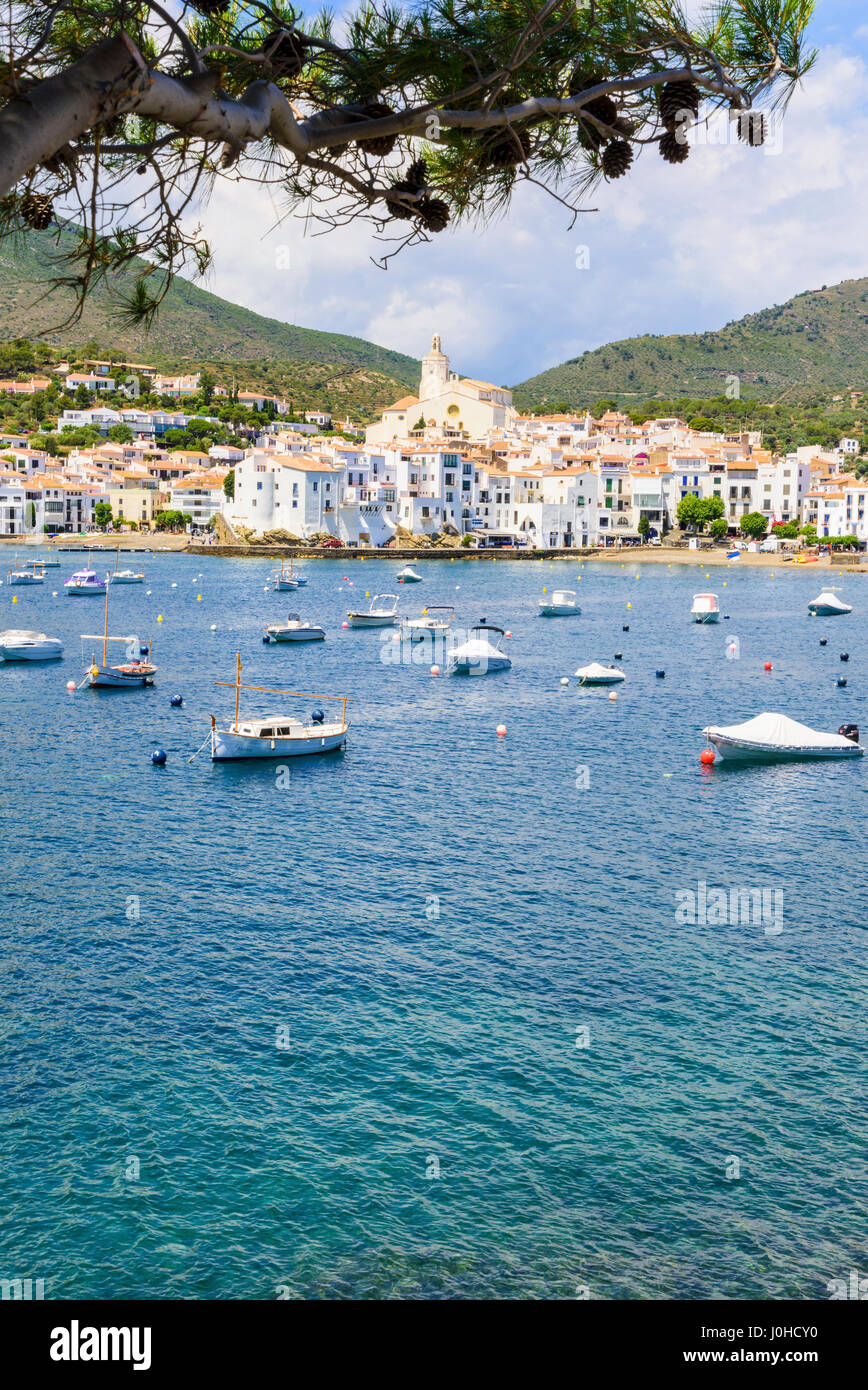 Weiß getünchten Dorf Cadaqués gekrönt von der Kirche Santa Maria mit Blick auf Boote in den blauen Gewässern des Cadaques Bucht, Cadaques, Katalonien, Spanien Stockfoto