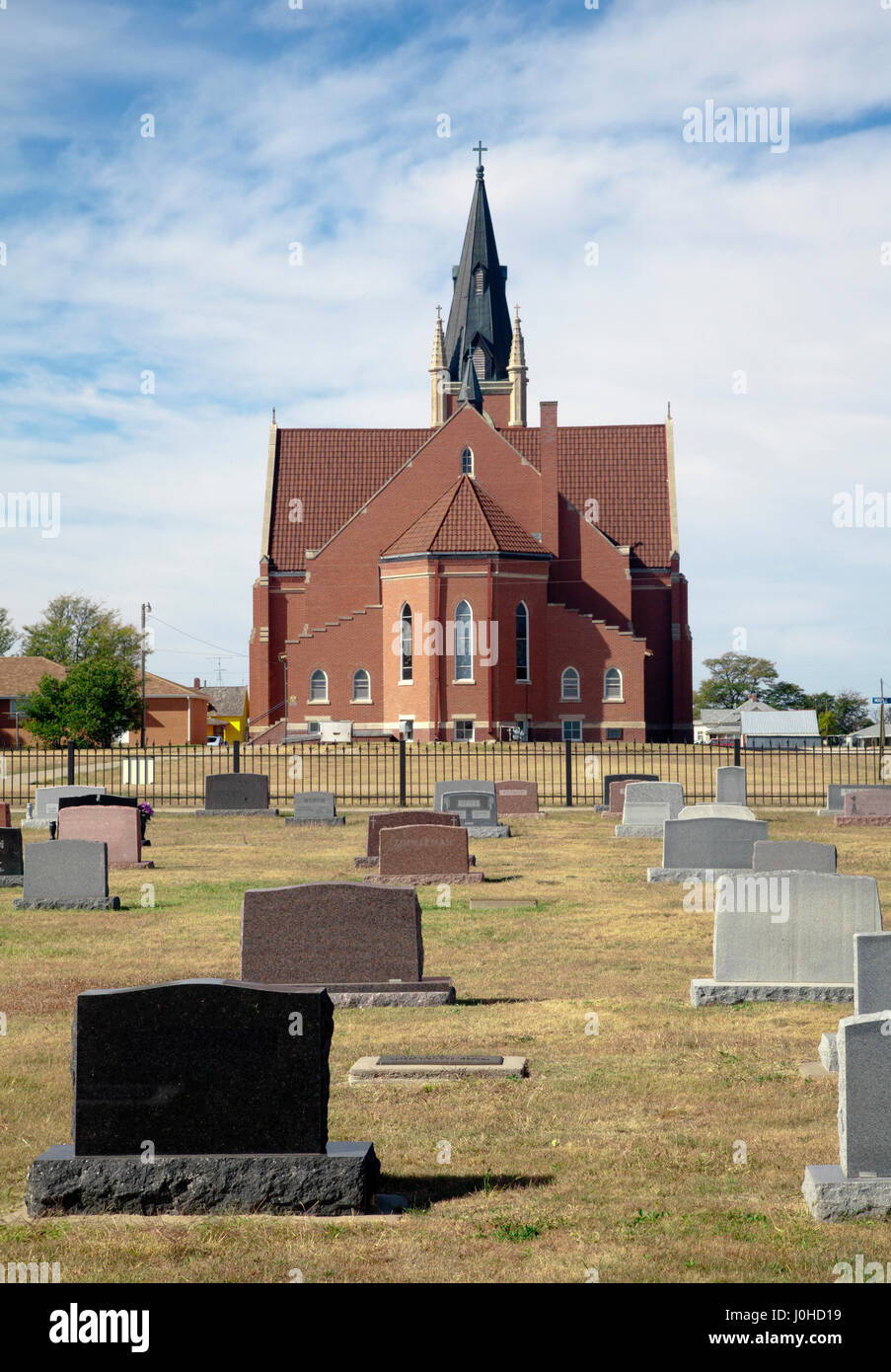 Gotische römisch-katholische Kirche und Friedhof im Park, Kansas, uns, 2016. Stockfoto