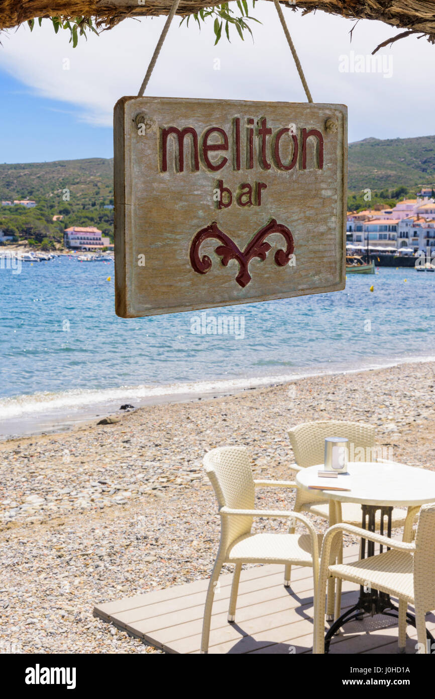 Fokus auf Meliton Bar Schild hängen von einem Ast in einer Strandbar Seite Café in Cadaques, Katalonien, Spanien Stockfoto
