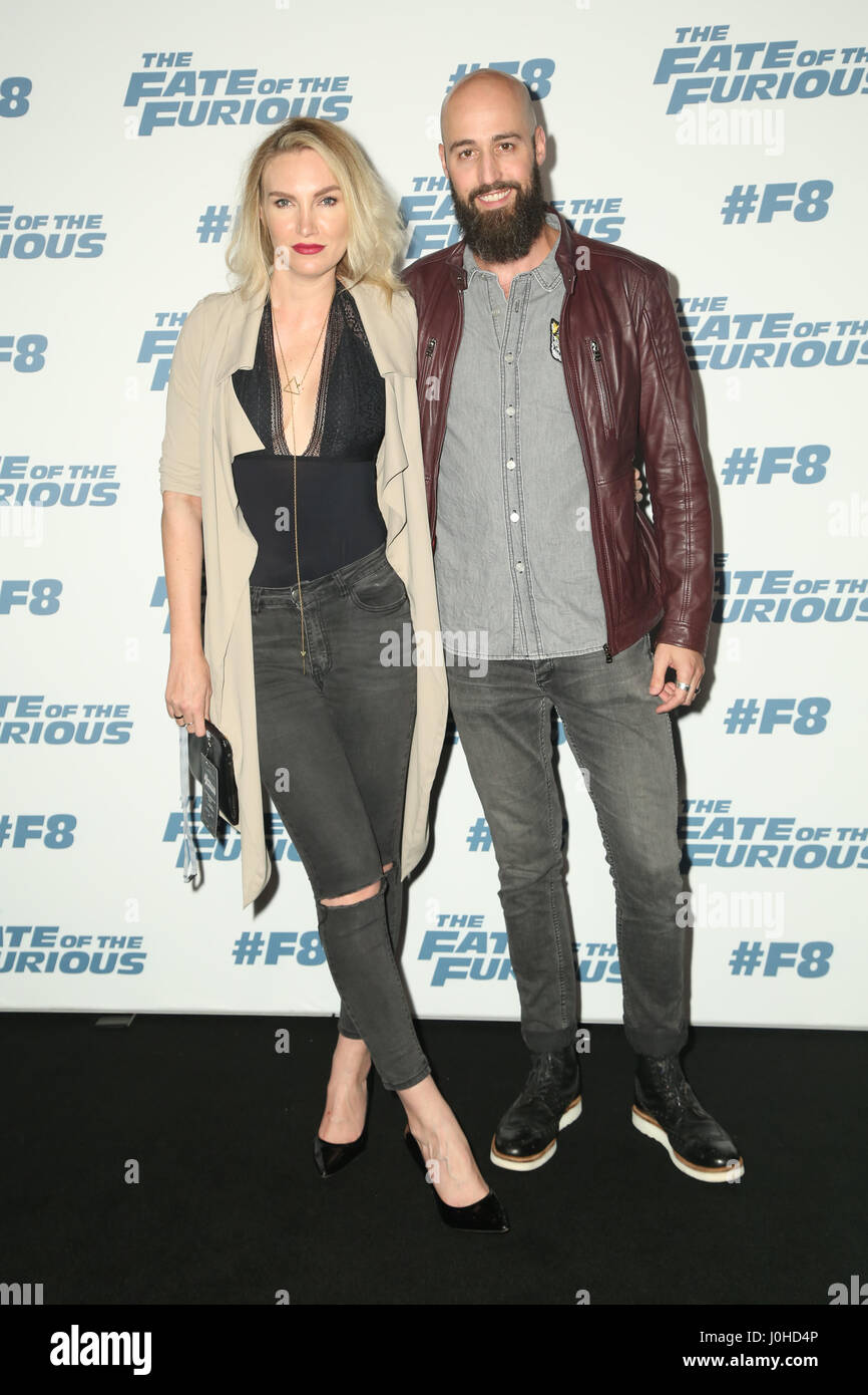 Jill Wright (Lifestyle Blogger) und Kai Lebens (Schauspieler) kommen auf dem roten Teppich für die Sydney-Premiere von The Fate von Furious am Hoyts, The eingeben Stockfoto