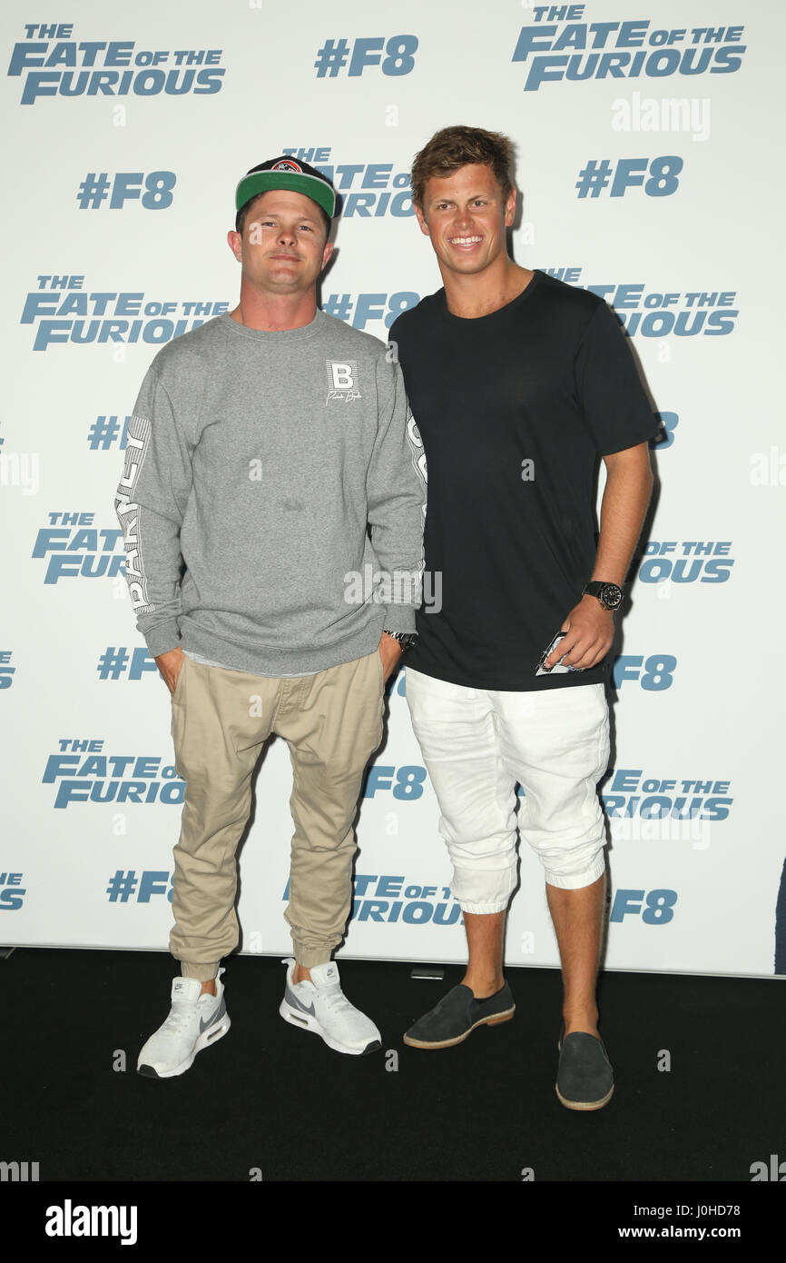 Andrew Reid und Harrison Reid (Bondi Rescue Rettungsschwimmer) kommt auf dem roten Teppich für die Sydney-Premiere von The Fate von Furious am Hoyts, dem HNO Stockfoto
