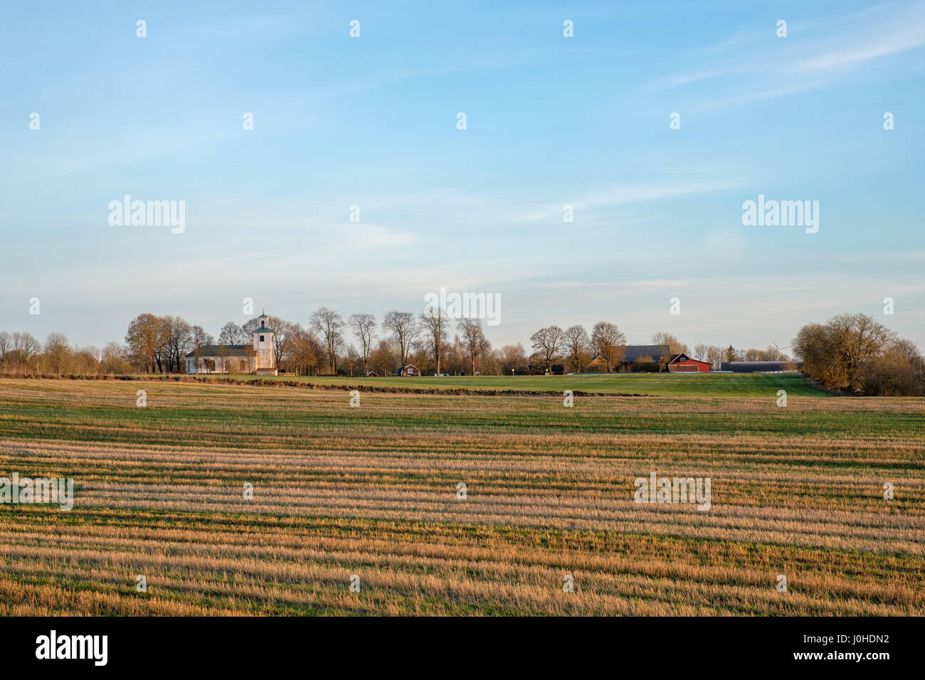 Landschaft-Kirche in der Nähe von Falkoping in Vastergotland im frühen Frühling in Schweden. Stockfoto