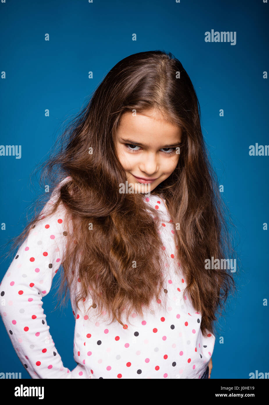 süßes kleines Mädchen mit lockigen braunen Haaren