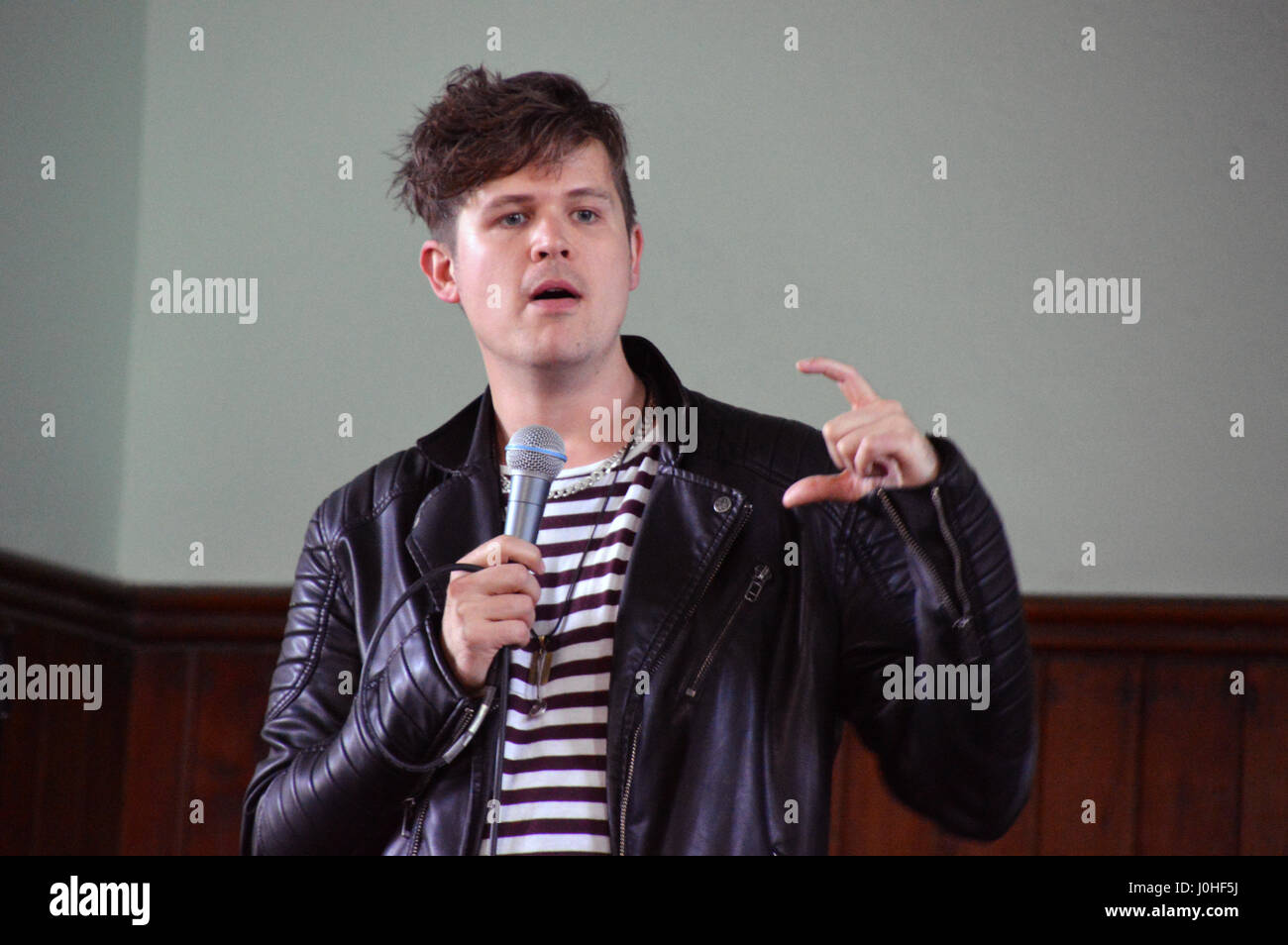 Laugharne Festwochenende 2017: Dichter Luke Wright gibt ein Poesie Recital in der Congregational Chapel Stockfoto