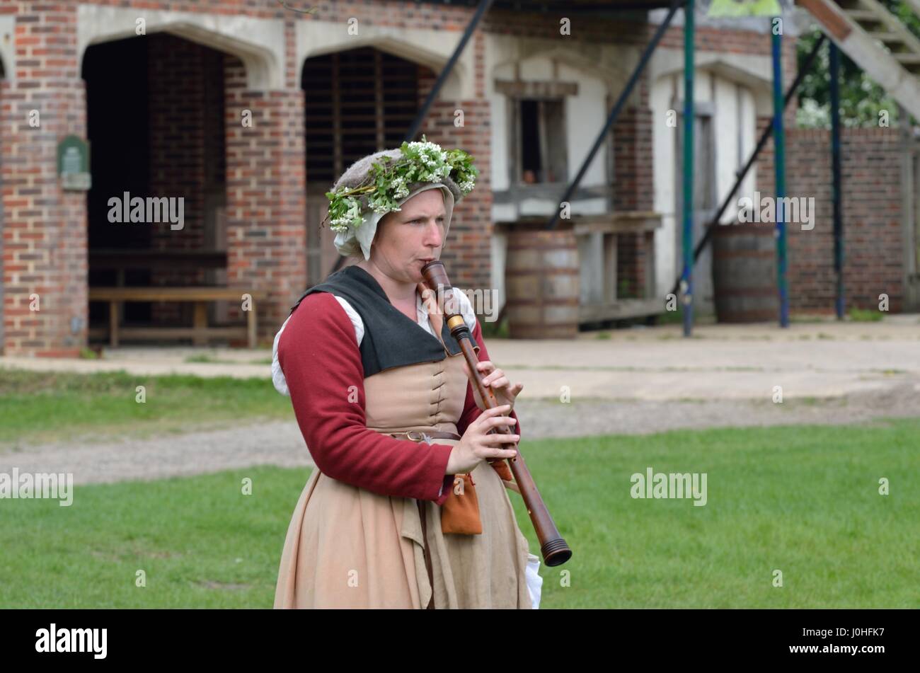 Kentwell Hall England, Vereinigtes Königreich Mai - 05, 2014: Frau spielen mittelalterliche Holzflöte Stockfoto