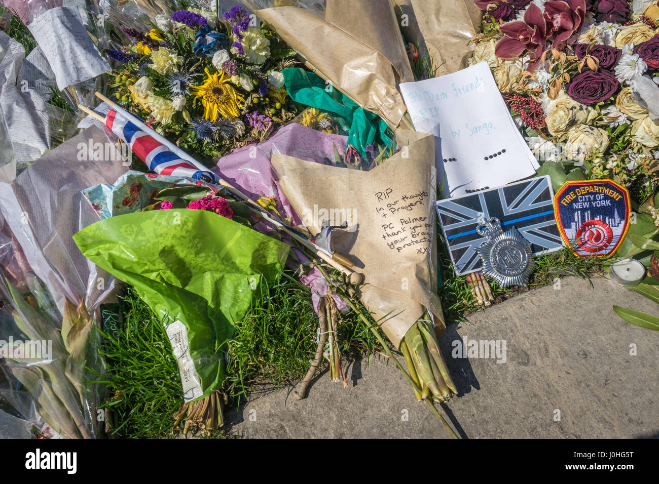 Floral Tribute, außerhalb des Palace of Westminster, für die Opfer des Angriffs von Khalid Masood Westminster, die nach Westen hinunter Fußgänger lief Stockfoto