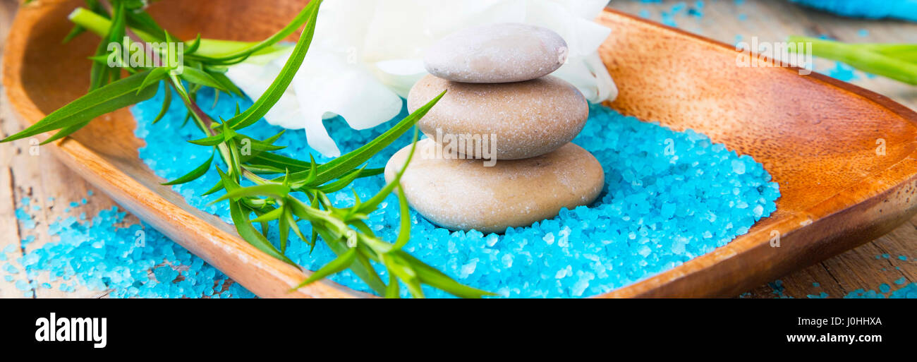 Wellness Massage Steinen und Badesalz, Spa-Therapie und Wellness-Einstellung Stockfoto