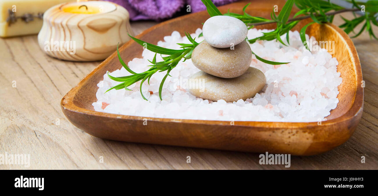 Wellness Massage Steinen und Badesalz, Spa-Therapie und Wellness-Einstellung Stockfoto
