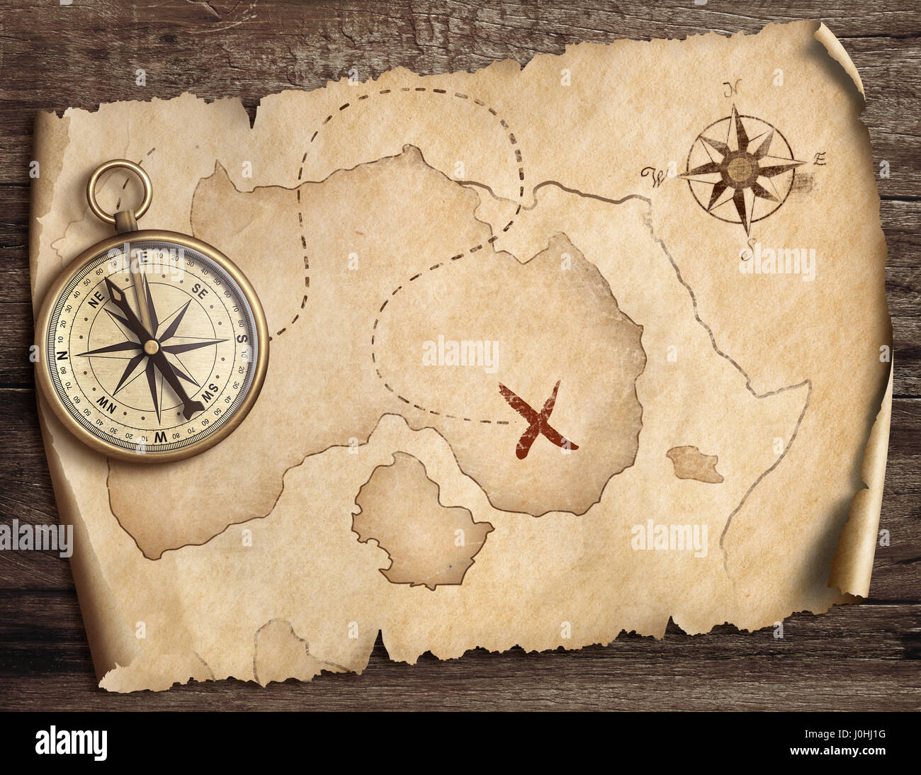 im Alter von Messing antik nautischen Kompass auf Tisch mit Schatzkarte Stockfoto