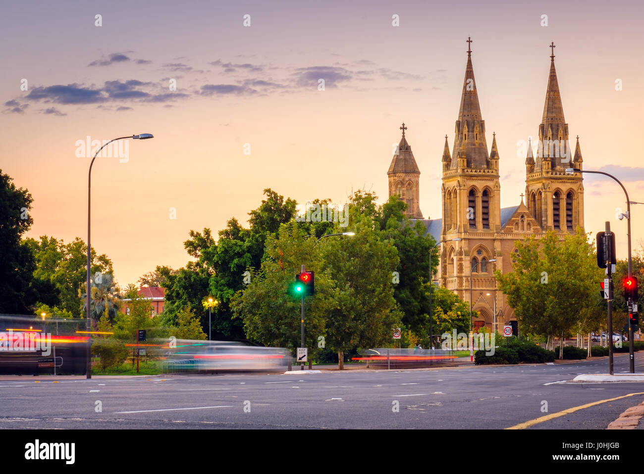 St.-Petri Dom in Adelaide, Südaustralien. Blick vom König William Straßenbrücke Stockfoto