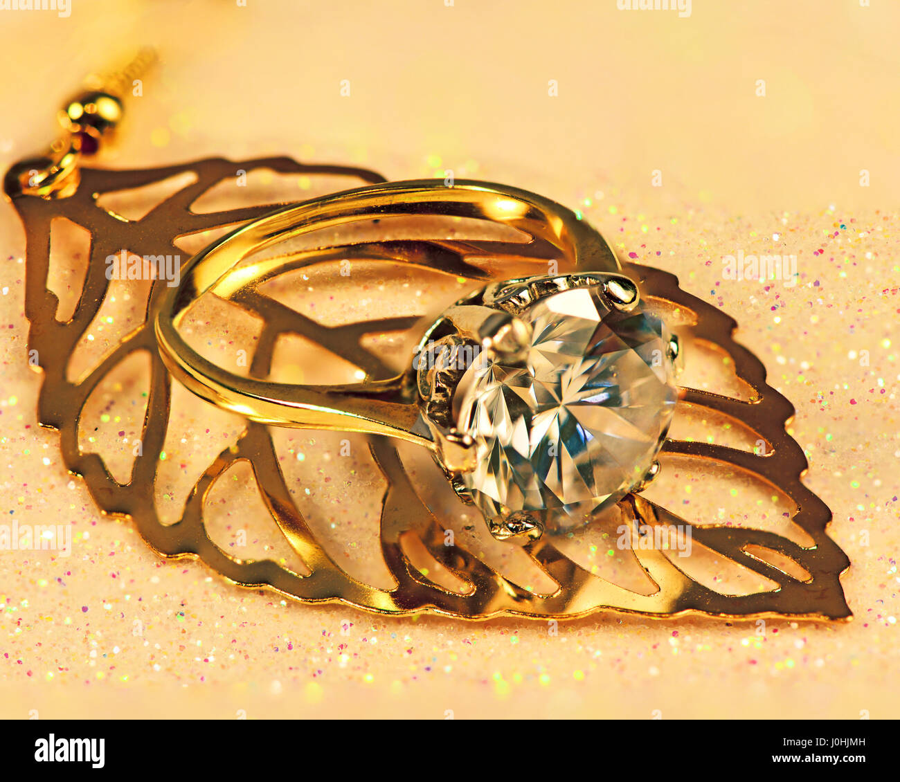 Diamant-ähnliche Zirkonia Ring und Gold earing Leaf Schmuck Stockfoto