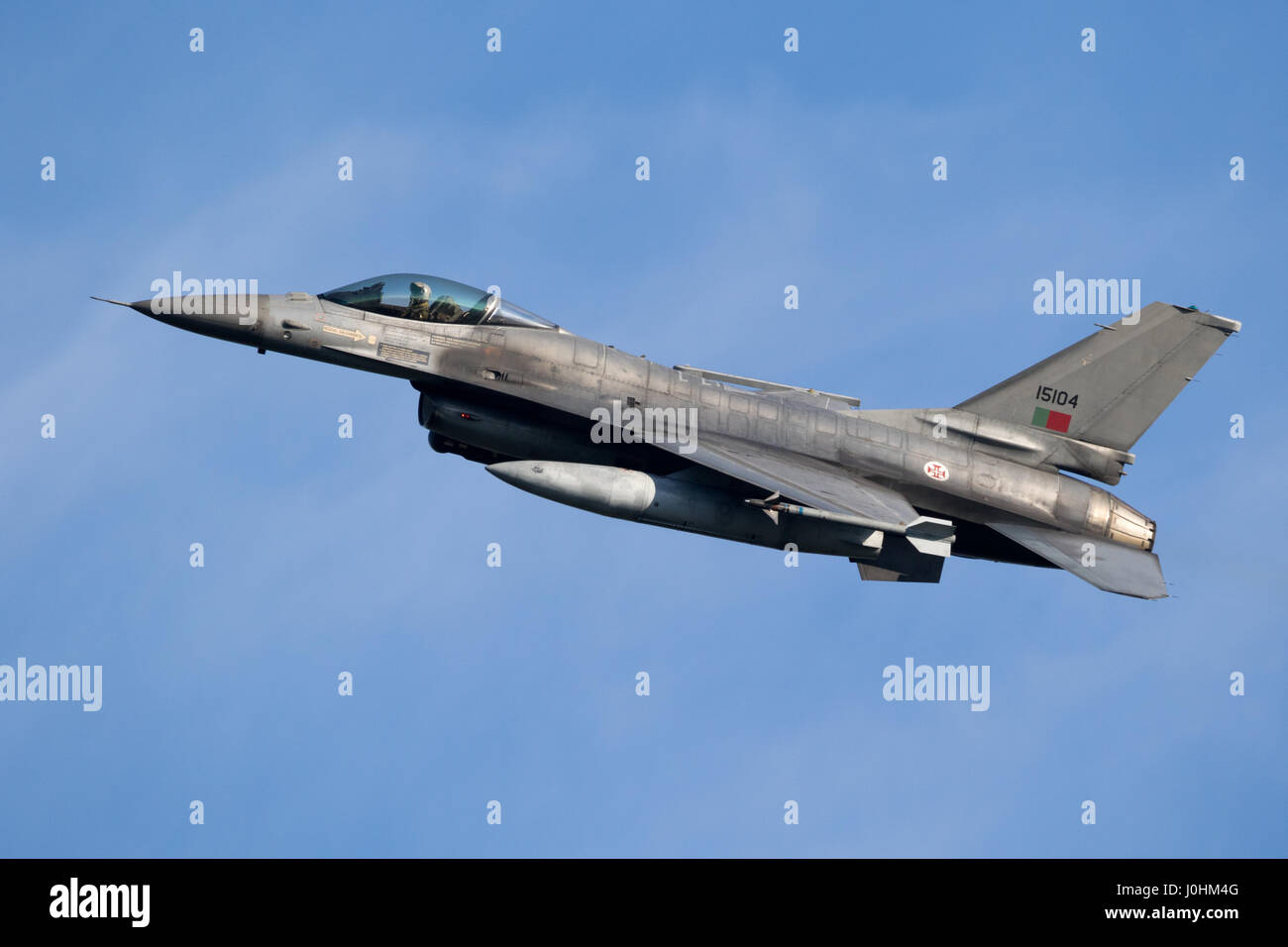LEEUWARDEN, Niederlande - MRT 28, 2017: Portugiesische Luftwaffe f-16 Kampfjet Flugzeug ausziehen während NATO Übung Frisian Flag. Stockfoto