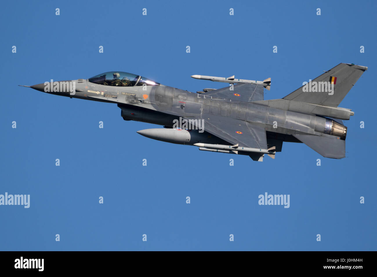 LEEUWARDEN, Niederlande - MRT 28, 2017: Belgische Luftwaffe f-16 Kampfjet Flugzeug ausziehen während NATO Übung Frisian Flag. Stockfoto