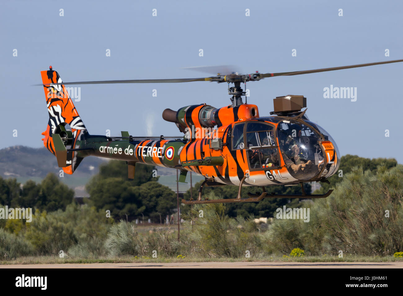 ZARAGOZA, Spanien - Mai 20,2016: Spezielle Tiger gemalt Französisch Armee SA341 Gazelle Hubschrauber Landung auf Zaragoza Luftwaffenstützpunkt. Stockfoto