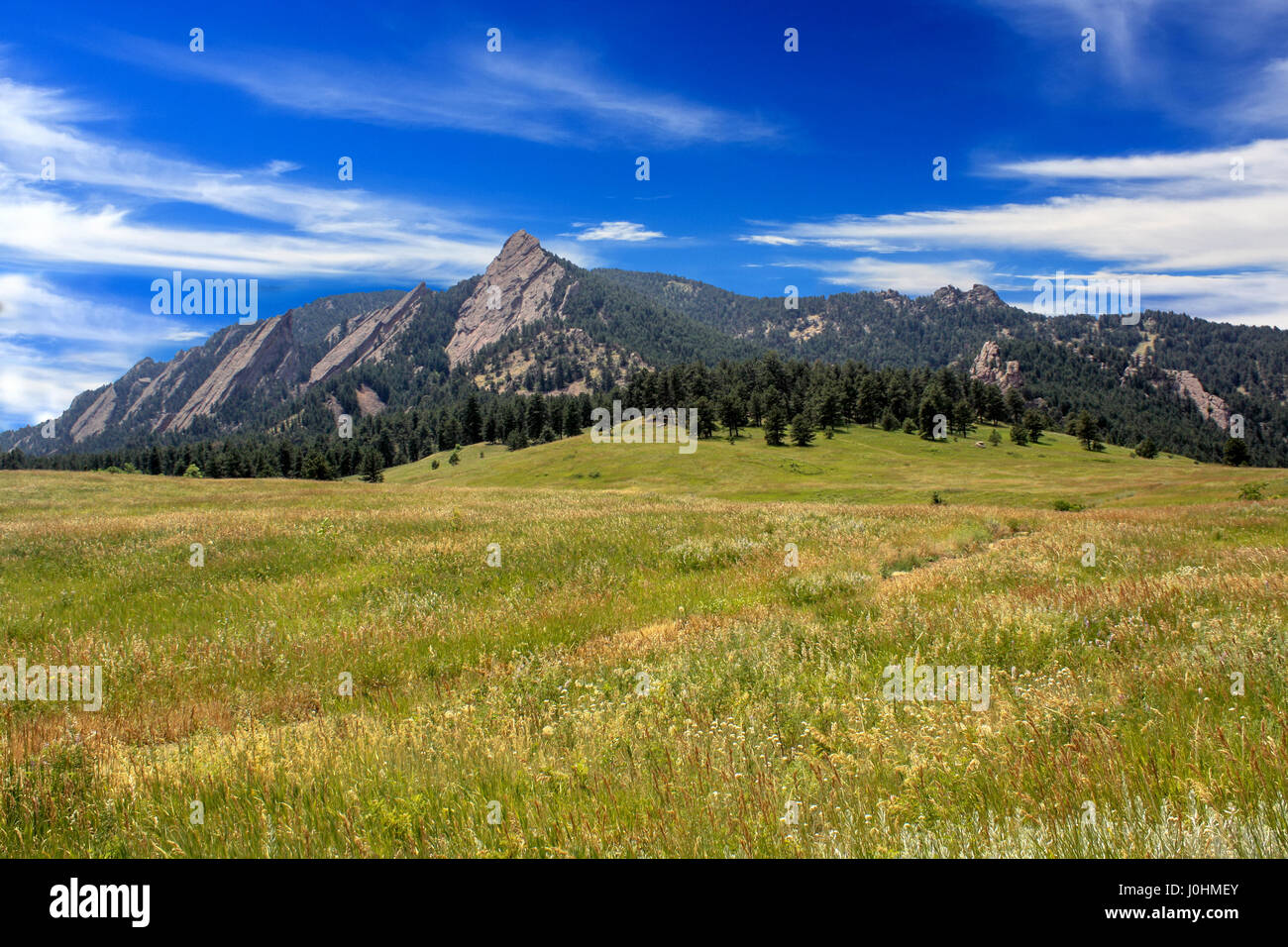 Eine Wiese mit der Flatirons Felsformation in Boulder, Colorado. Stockfoto Eine Wiese mit der Flatirons Felsformation in Boulder, Colorado. Stockfoto