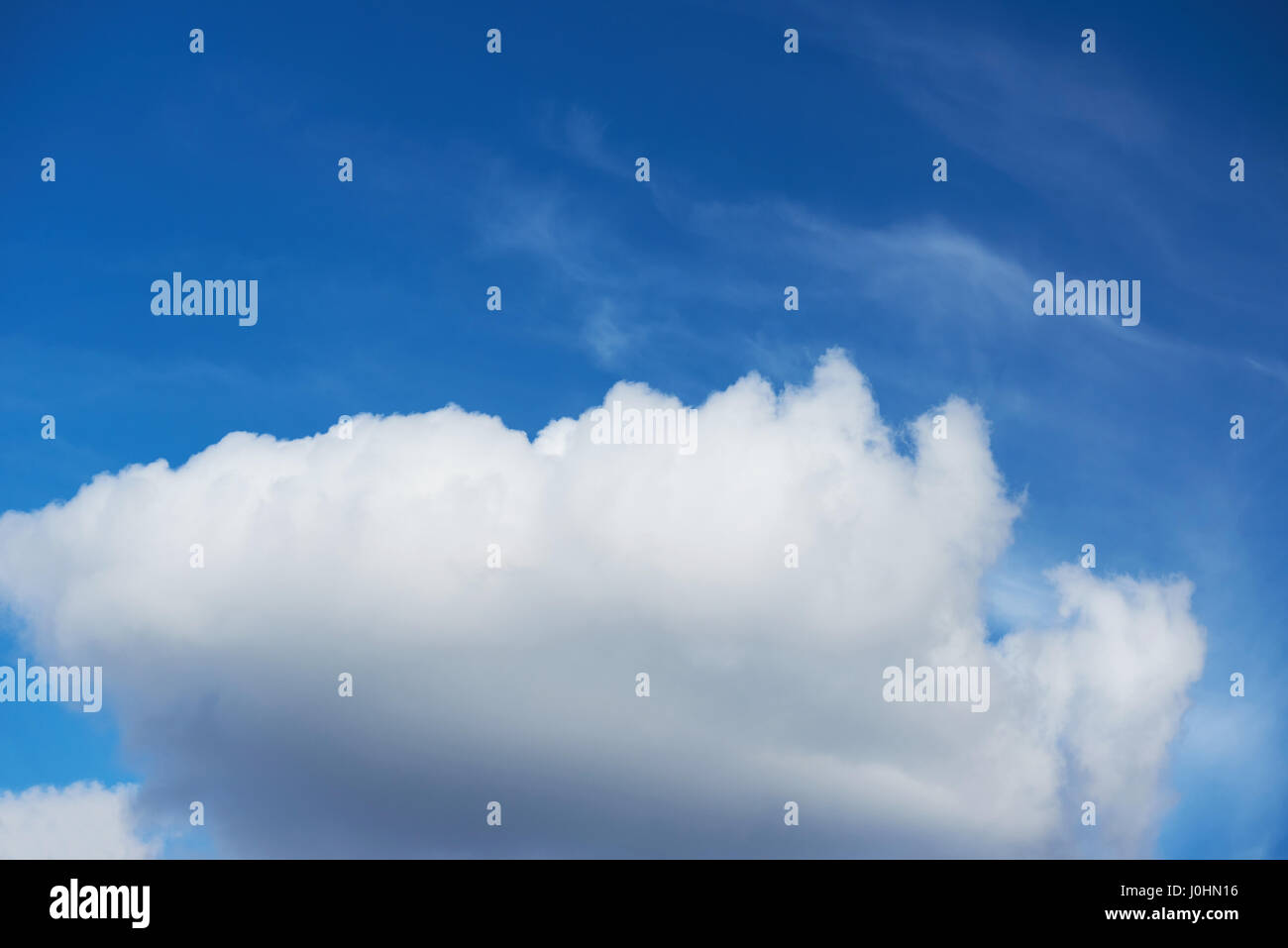 Große weiße Wolke auf den tiefblauen Himmel Himmel. Wolkengebilde Hintergrund Stockfoto