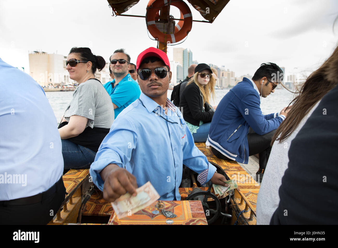 Wasser Taxi/Boote genannt "Abras" am Dubai Creek, Dubai. Stockfoto