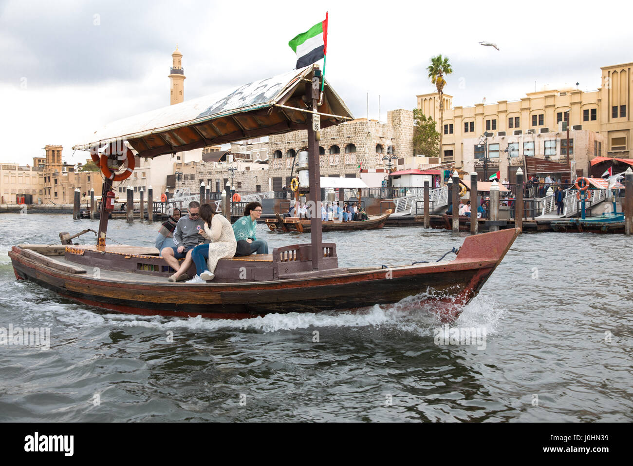 Wasser Taxi/Boote genannt "Abras" am Dubai Creek, Dubai. Stockfoto