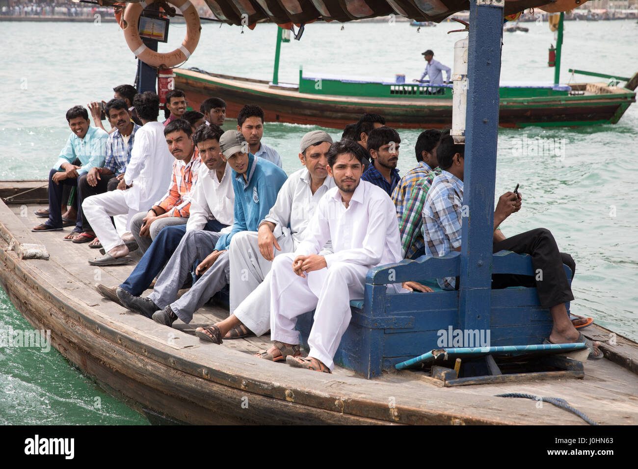 Wasser Taxi/Boote genannt "Abras" am Dubai Creek, Dubai. Stockfoto