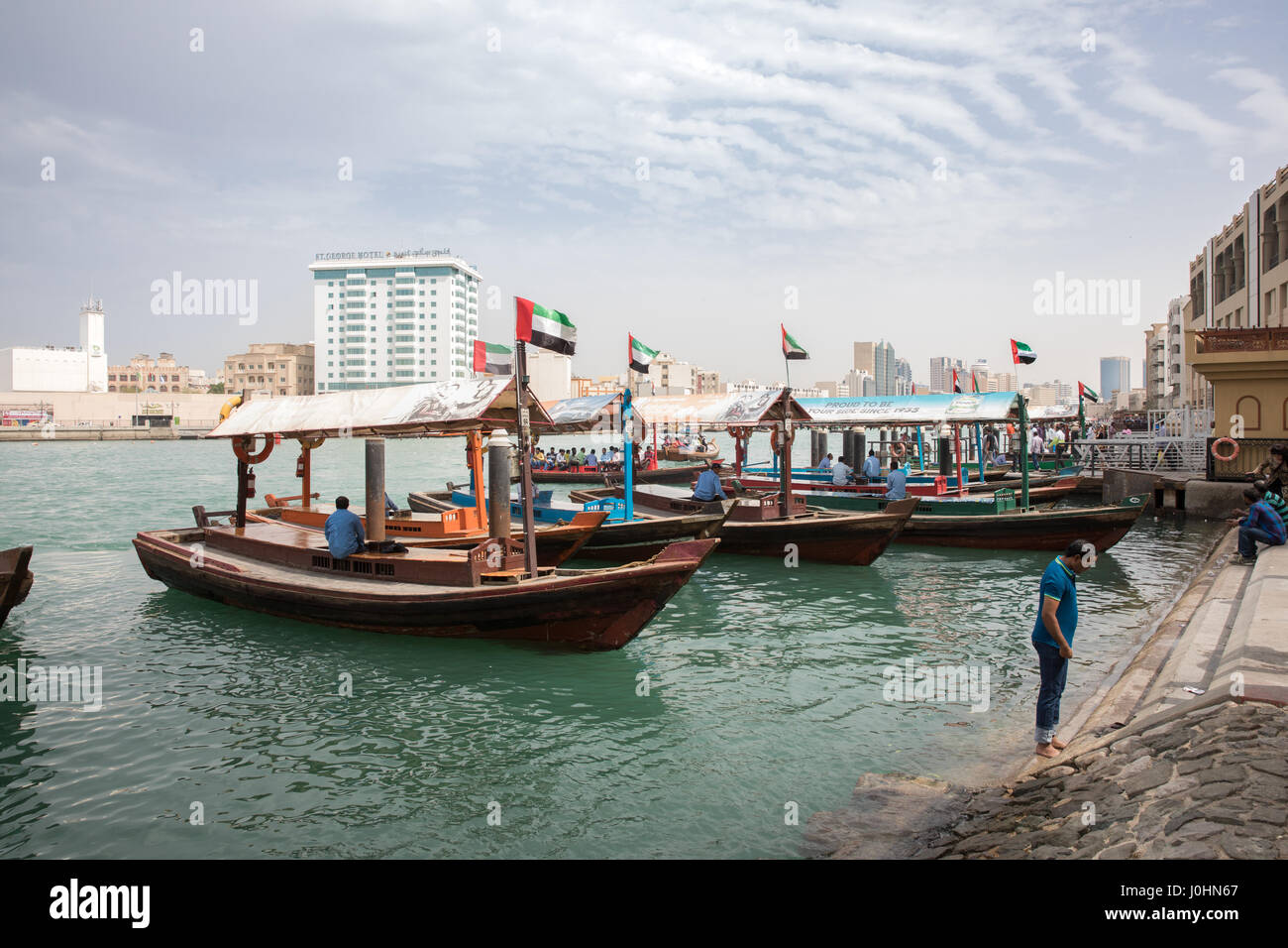 Wasser Taxi/Boote genannt "Abras" am Dubai Creek, Dubai. Stockfoto