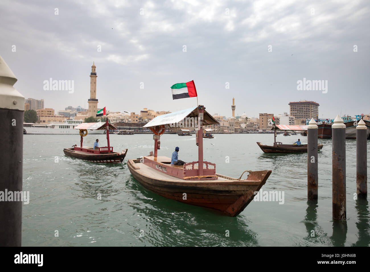 Wasser Taxi/Boote genannt "Abras" am Dubai Creek, Dubai. Stockfoto