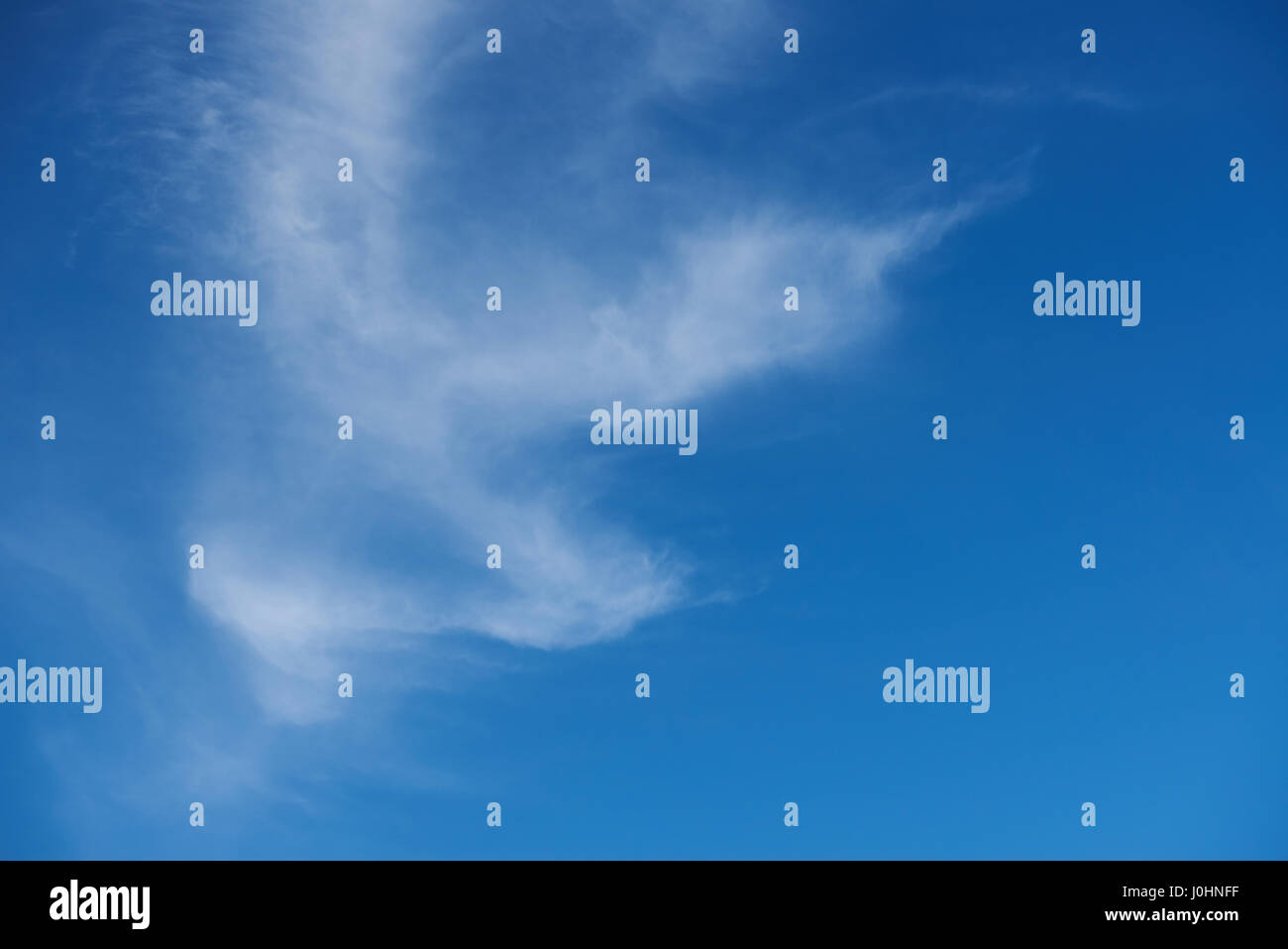 Abstrakte flauschigen Wolken am blauen Himmelshintergrund in der Tageszeit Stockfoto