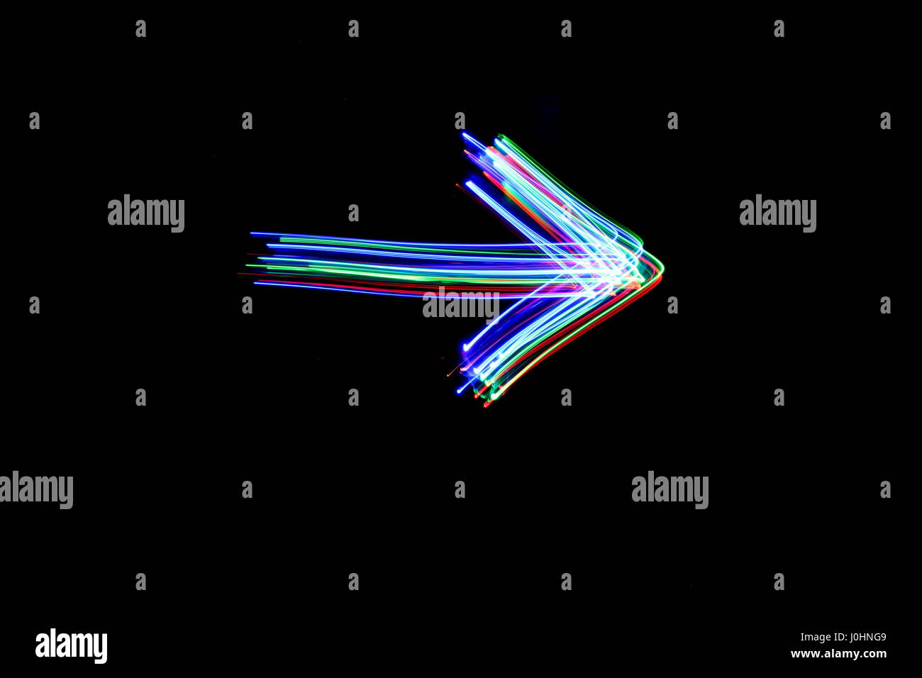 Licht Malerei Fotografie, lange Belichtung Foto von Lichterketten - Umrisse einer bunten Pfeil auf schwarzem Hintergrund. Abstrakte Licht Bewegung. Stockfoto