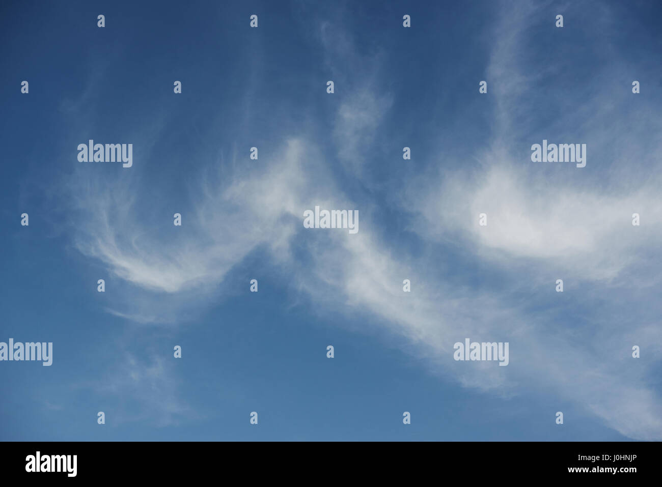 Flauschige Wolken am blauen Himmel. Abstraktere Wolken Himmel Hintergrund Stockfoto