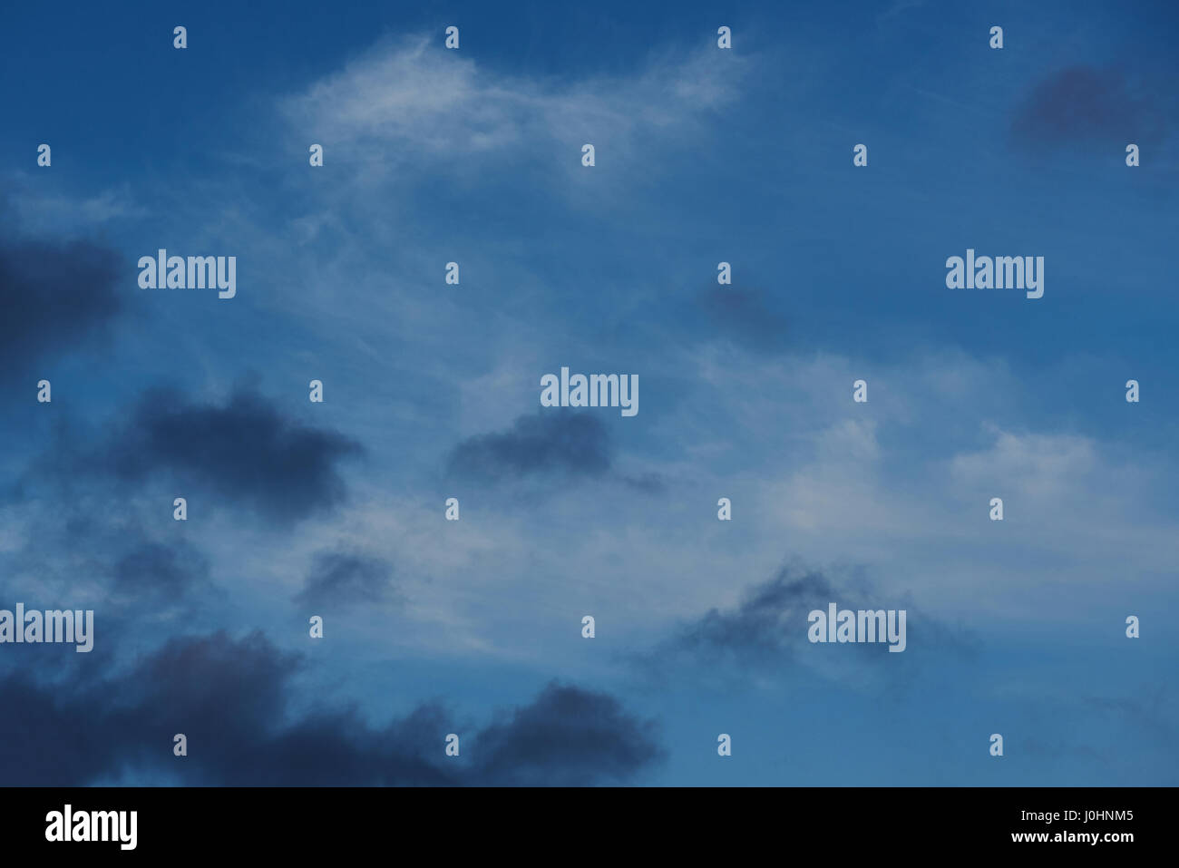 Schwarz / weiß Wolken am blauen Himmelshintergrund Stockfoto