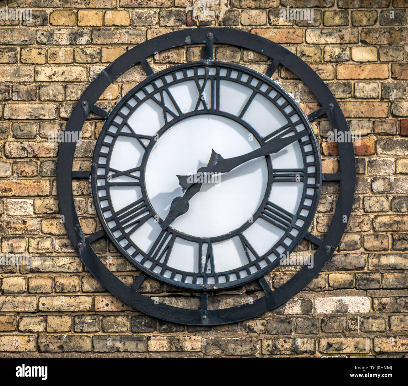 Nahaufnahme der großen verzierten viktorianischen Uhr, Leith Ports Office, Leith Docks, Edinburgh, Schottland, UK, zeigt 19.10 Uhr auf gelber Ziegelwand Stockfoto