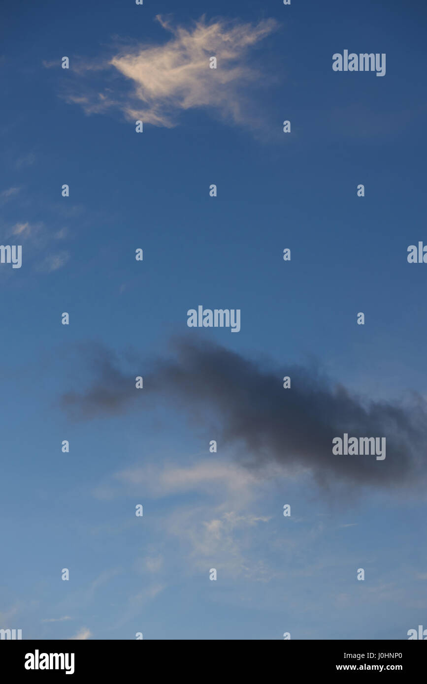 Abenddämmerung Himmelblau mit schwarzen und weißen flauschigen Wolken-Hintergrund Stockfoto