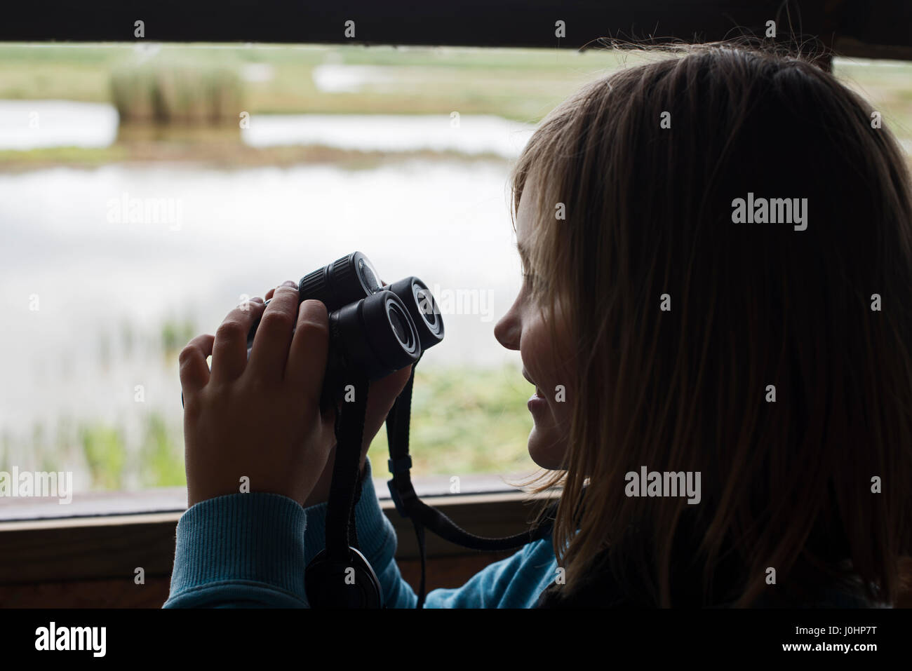 Junges Mädchen (10 Jahre) Vogelbeobachtung am Minsmere RSPB Reserve Sommer (Modell freigegeben) Stockfoto