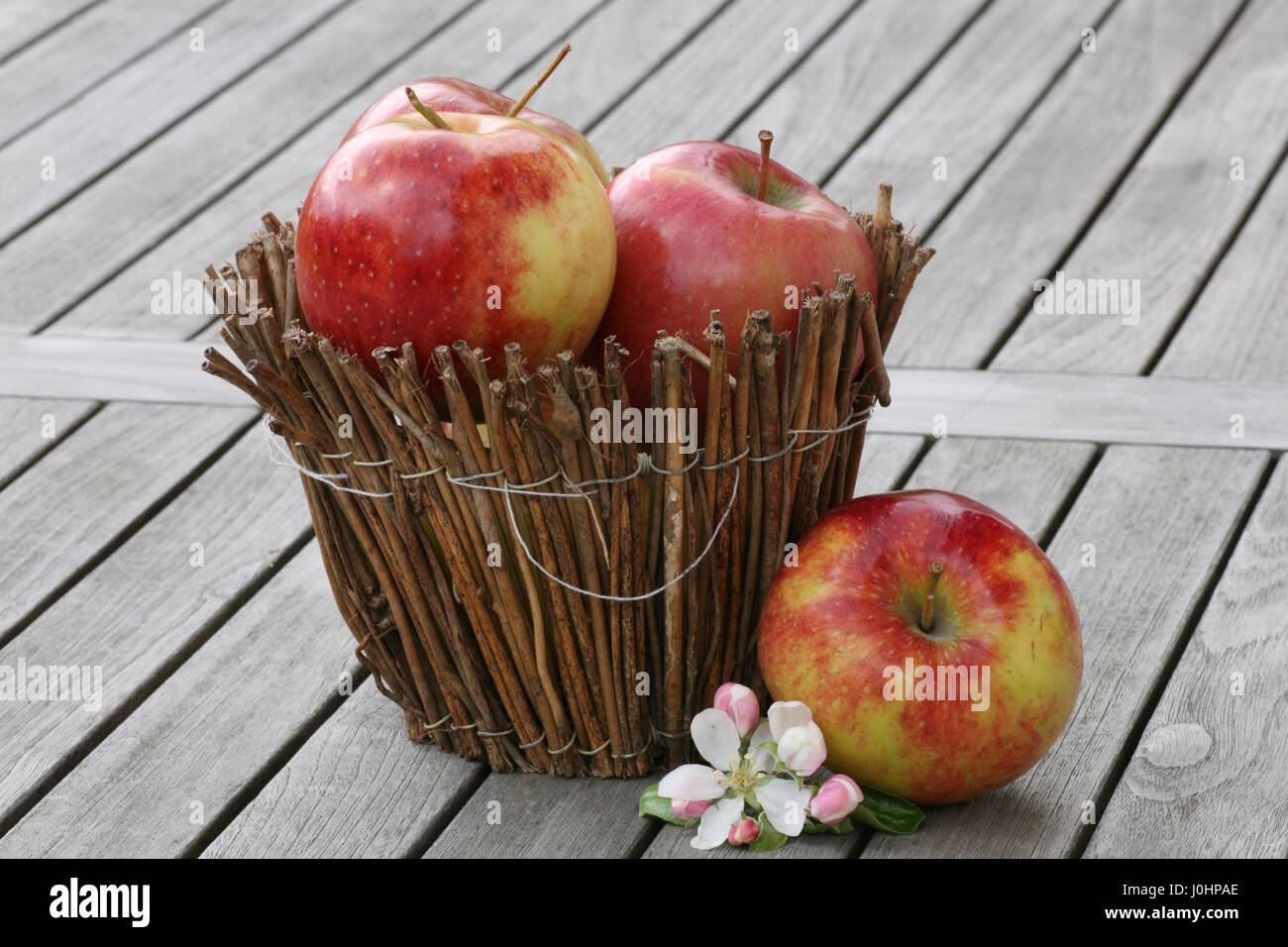 rote Äpfel in geflochtenen Korb Stockfoto