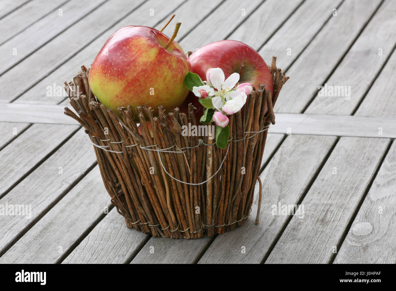 rote Äpfel in geflochtenen Korb Stockfoto