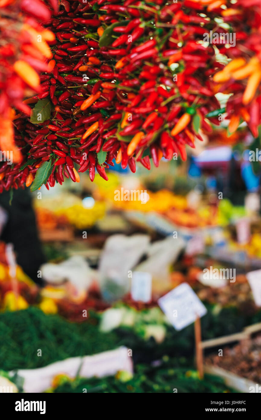 Frische rote Chilischoten auf einem italienischen Lebensmittelmarkt Stockfoto