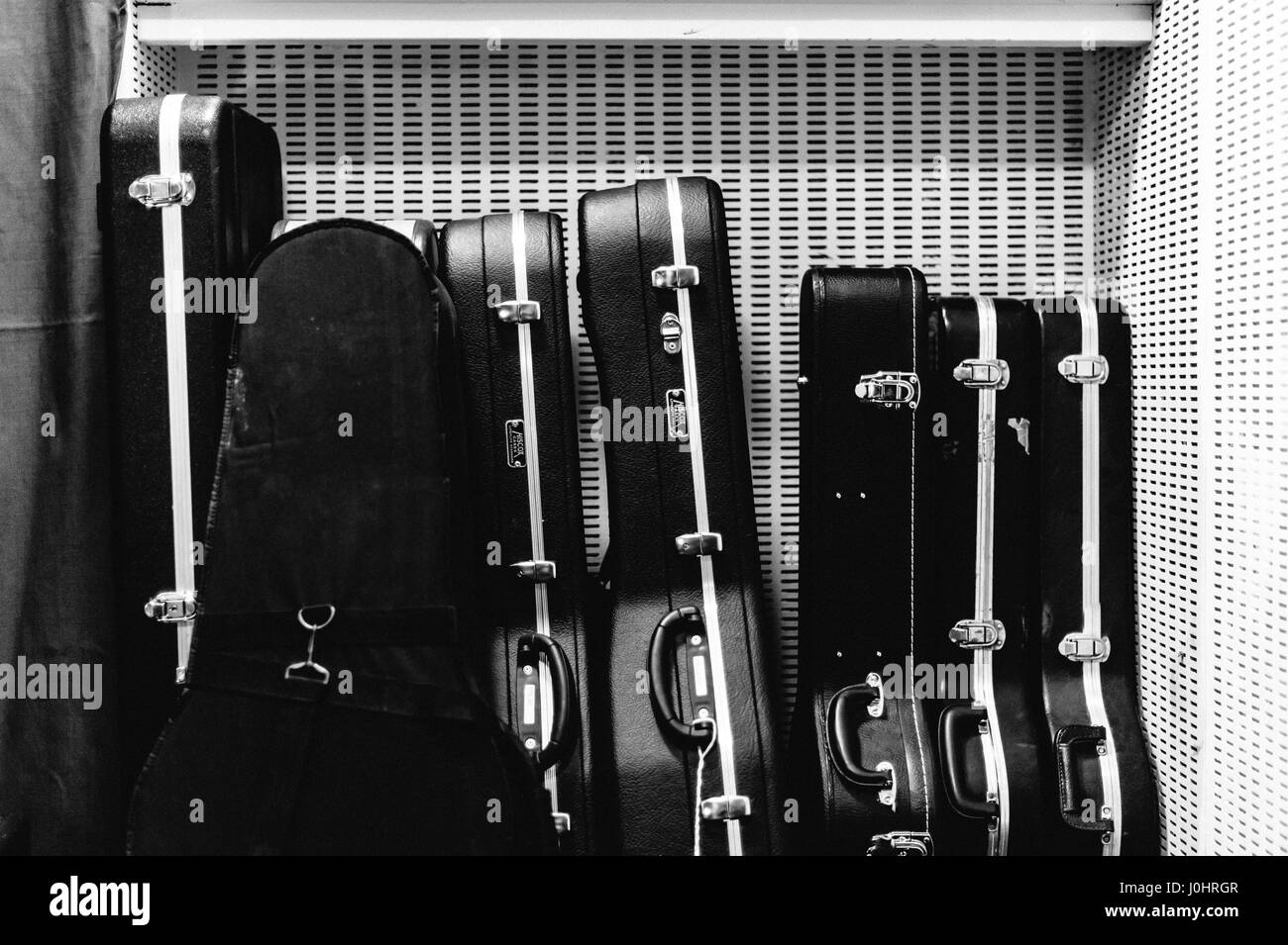 Reihe der Gitarre Fällen Stockfoto