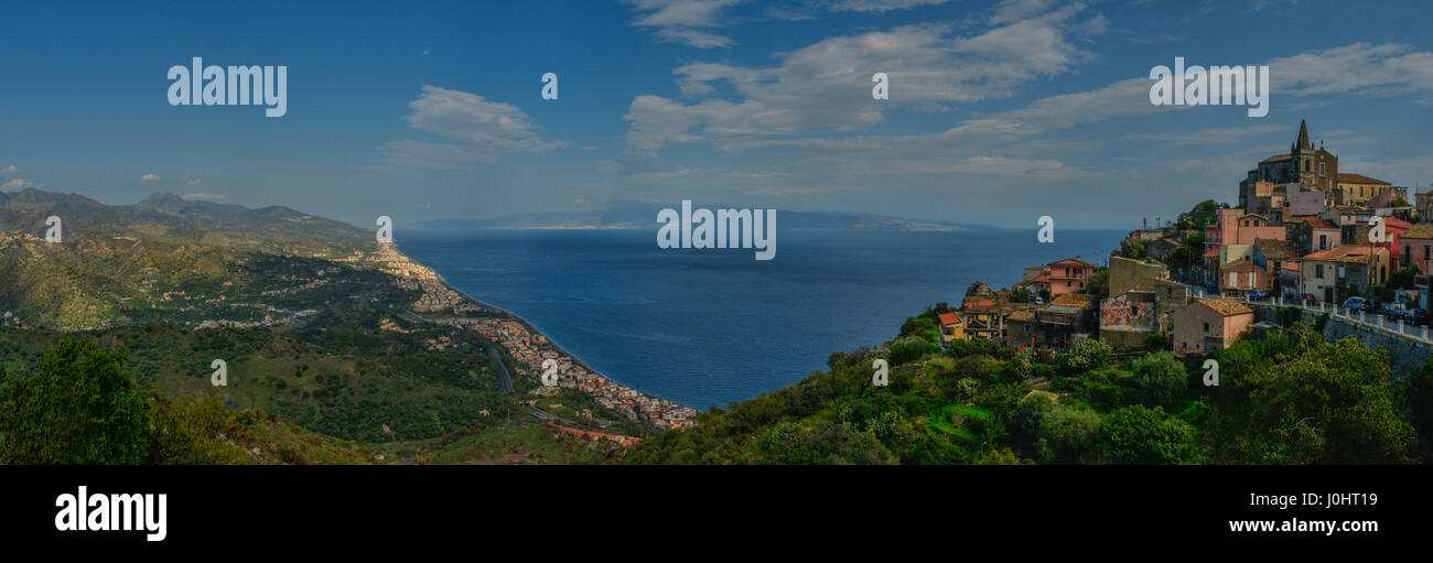 Der Blick von der befestigten Hügel Dorf von Forza d'Agro, über die Meerenge von Messina nach Kalabrien auf dem italienischen Festland. Stockfoto