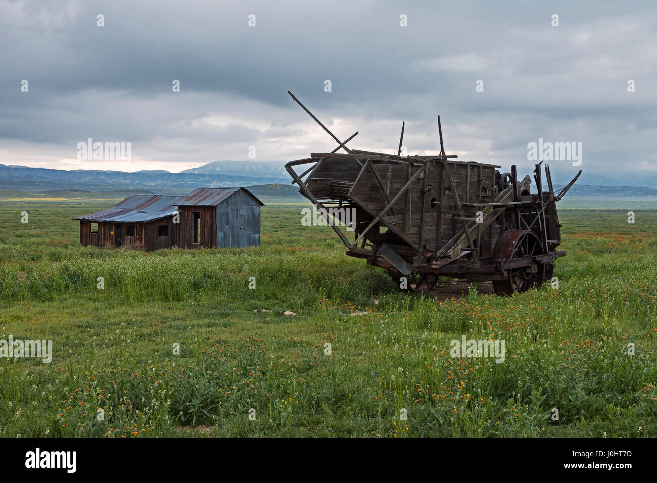 Farm Equipment und Zinn überdachten Hütte auf die Carrizo Plain Carrizo Plain National Monument in Kalifornien aufgegeben Stockfoto