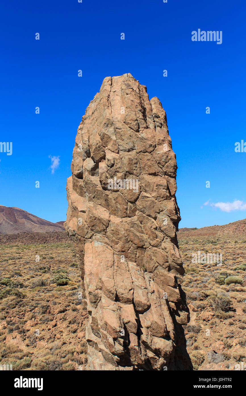 Berg / rock in Wüstenlandschaft Stockfoto