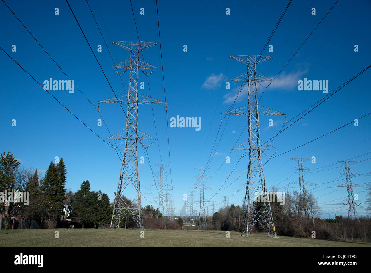 Kanada, Pickering, Ontario. Strommasten in der Nähe des Kernkraftwerks " Stockfoto