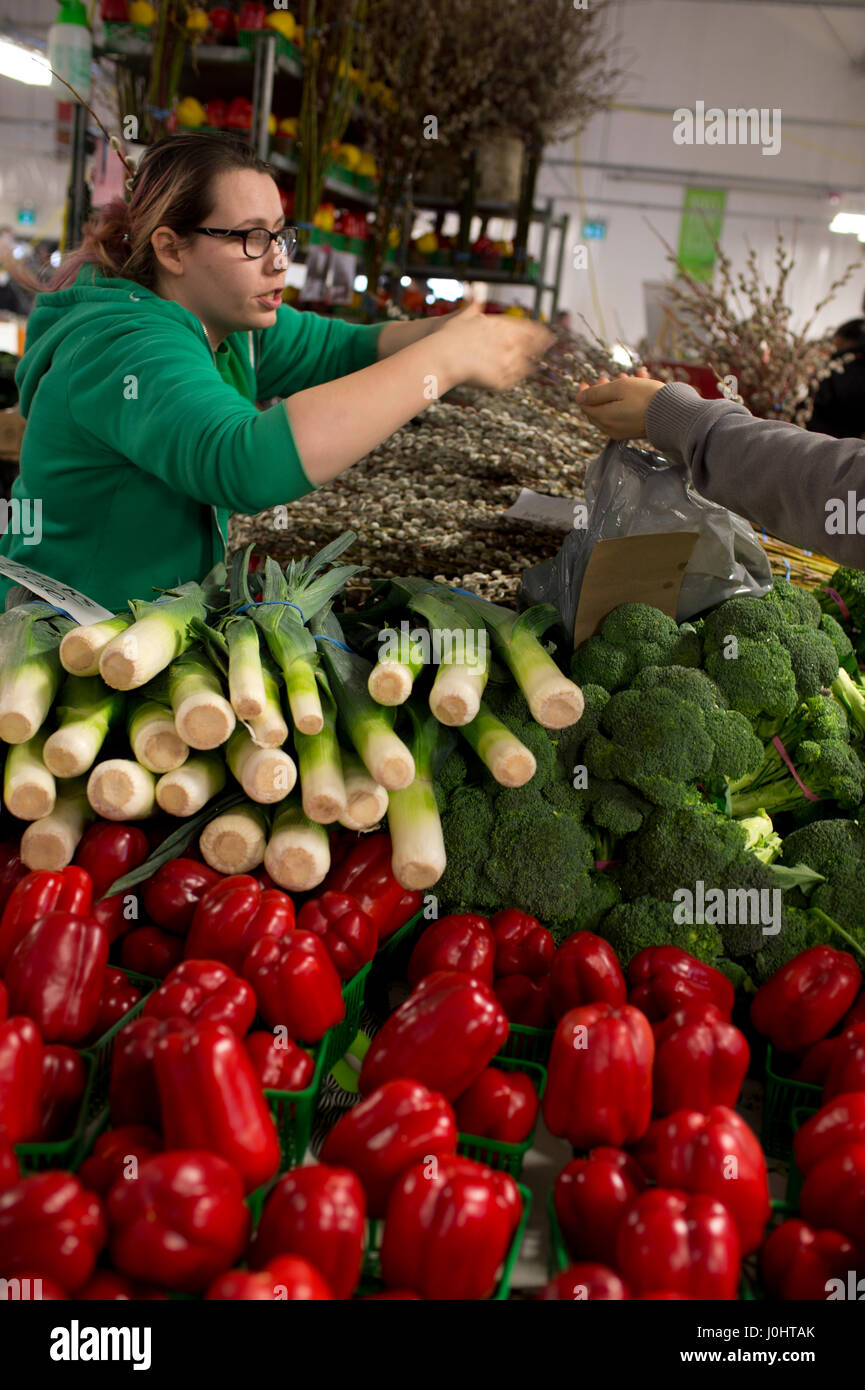 Kanada, Toronto. St. Lawrence Market. Bio Gemüse Stall mit Lauch und Paprika. Stockfoto