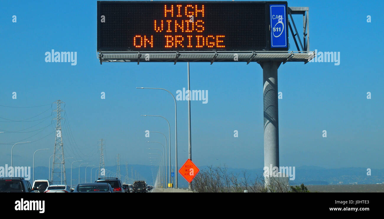 Verkehr Warnzeichen starke Winde elektronische auf San Mateo Brücke über die San Francisco Bay, Kalifornien, USA. Auto, Fahrzeuge Stockfoto
