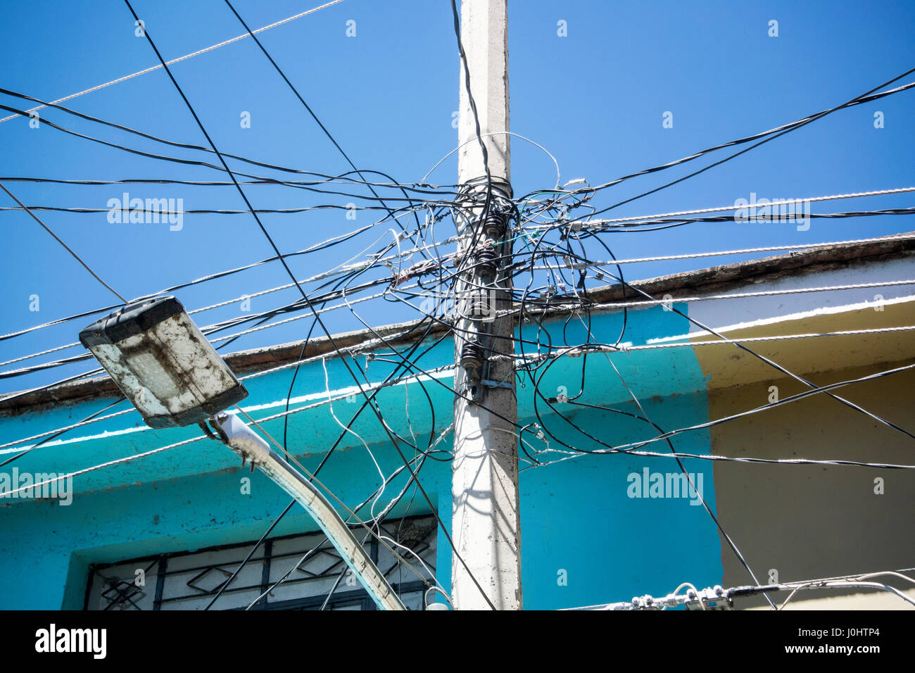 Gewirr von elektrischen Leitungen in Ajijic, Jalisco, Mexiko. Stockfoto