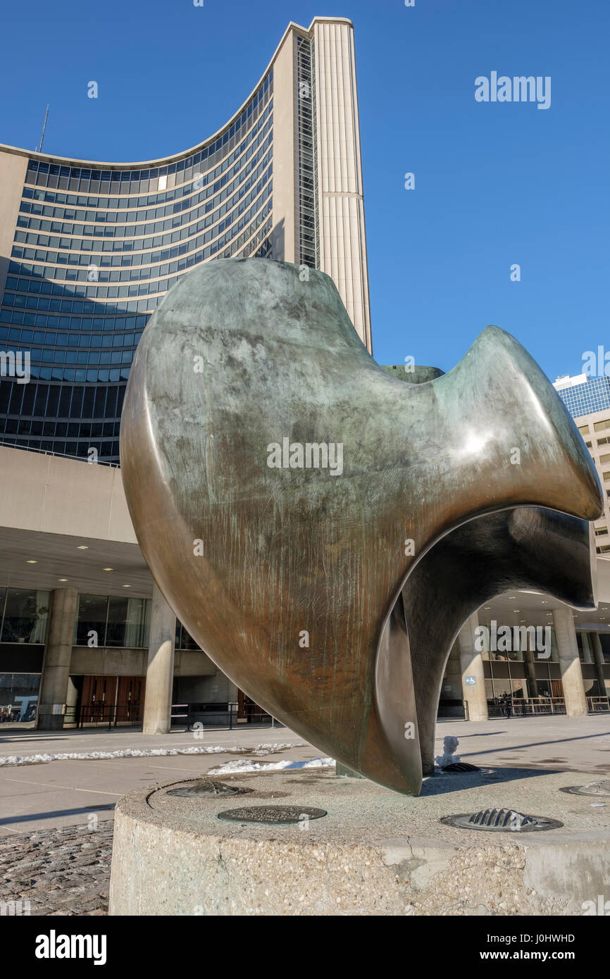 Toronto City Hall, Nathan Phillips Square im Winter, der Bogenschütze, drei-Weg-Stück Nr. 2, Skulptur von Henry Moore, in Toronto, Ontario, Kanada. Stockfoto