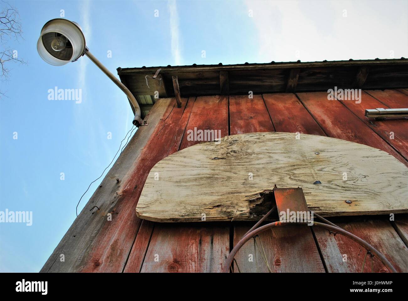 Alten Basketballkorb auf rote Scheune Wand Stockfoto