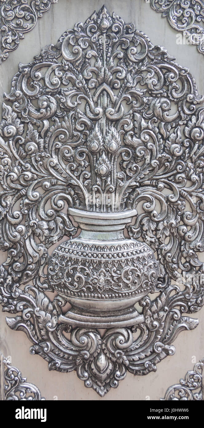 Thai-Stil Silber Kunst auf Tempelwand schnitzen. Wat Srisupan, Chiang Mai, Thailand. Stockfoto