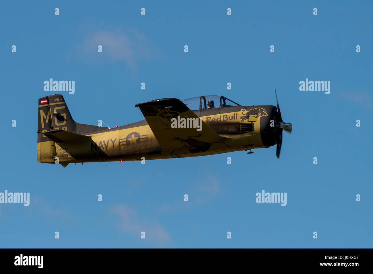 Maribor, Slowenien - 7. April 2017: North American T-28 Trojan des Red Bull display Team der Flying Bulls Kunstflug bei jährlichen Schulungen durchführen Stockfoto